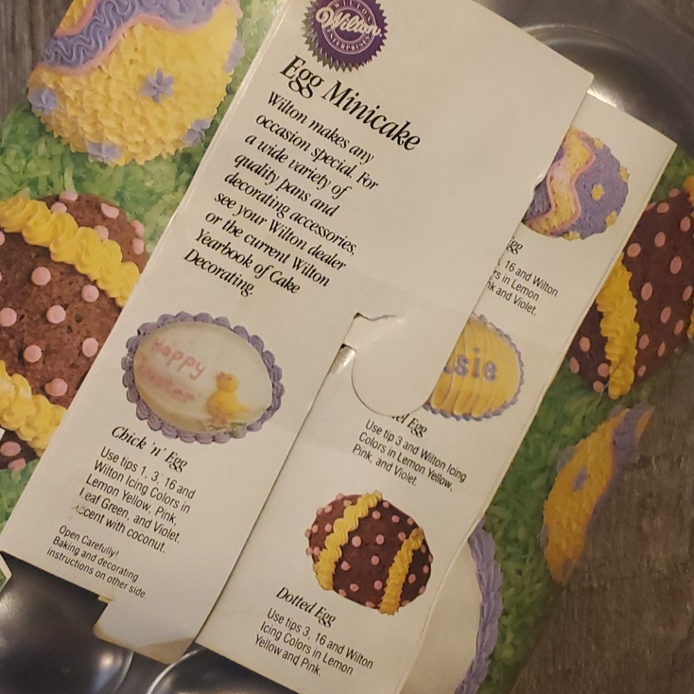 Wilton Skull & easter egg cake pan & cookie sticks - Picture 8 of 10